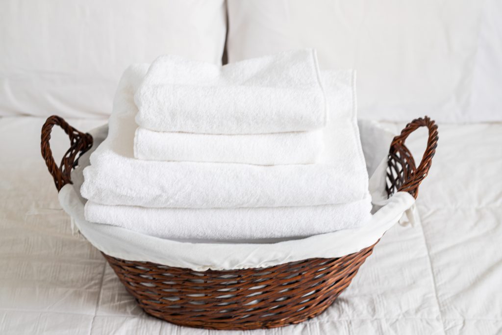 For a minimalist appearance, white towels are best.